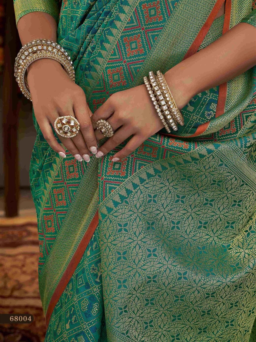 Beautiful Rama Green Banarasi Patola Silk Saree - Image 4